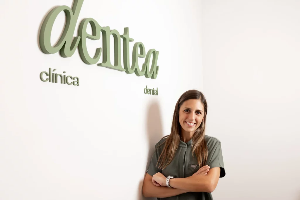 Profesional de Dentea junto al logo de la clínica